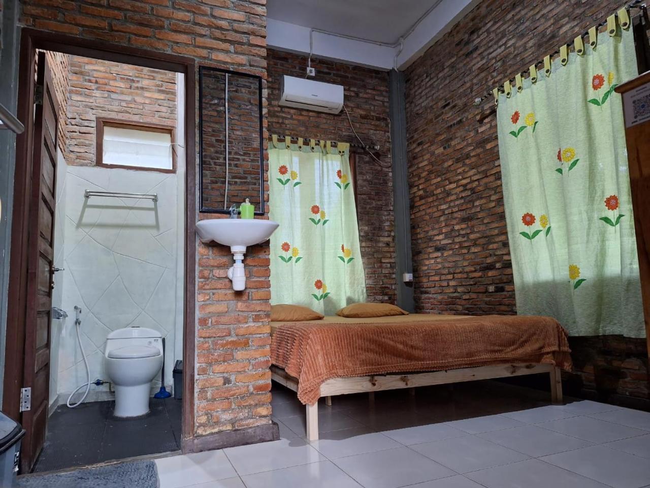 Bua Guest House Medan Exterior foto